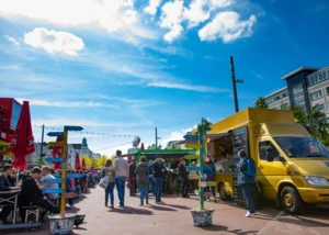Food Truck Festival Besucher schlendern über das Food Truck Festival auf dem Spielbudenplatz