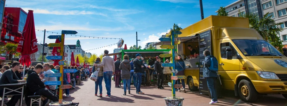 Besucher schlendern über das Food Truck Festival auf dem Spielbudenplatz