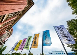 bunte Flaggen vor dem MARKK Museum am Rothenbaum