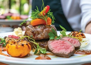 Teller mit einem hübsch angerichteten Essen