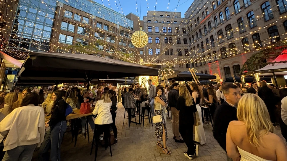 Buntes Treiben mit leckerem Wein beim Fest "Vive le vin!" in den Stadthöfen
