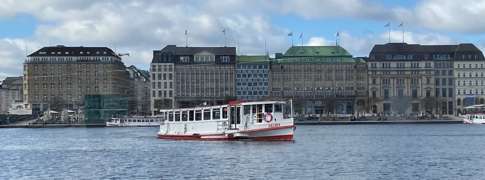 Binnenalster mit Alsterfontäne und Blick auf den Jungfernstieg