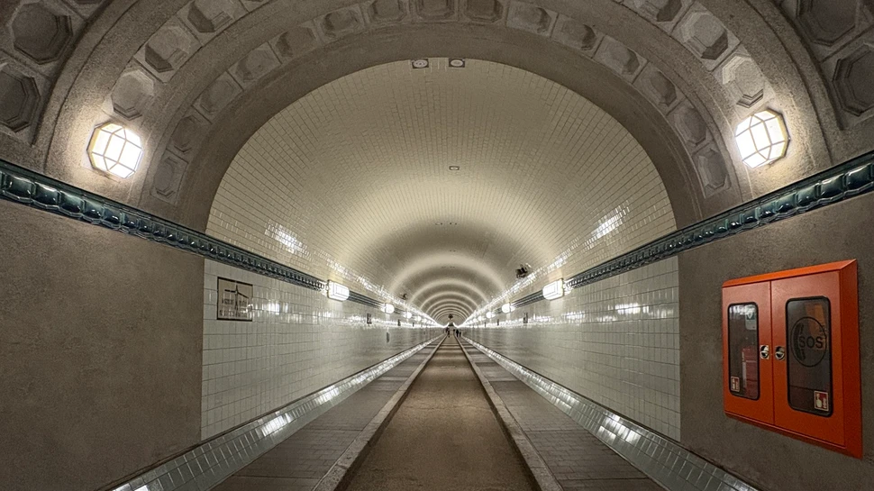 Alter Elbtunnel: Blick in die Röhre