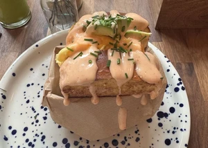 Eggdrop Sandwich auf einem weißen Teller mit blauen Punkten