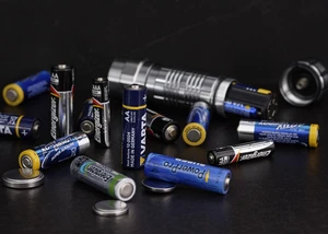 verschiedene Batterien vor schwarzem Hintergrund