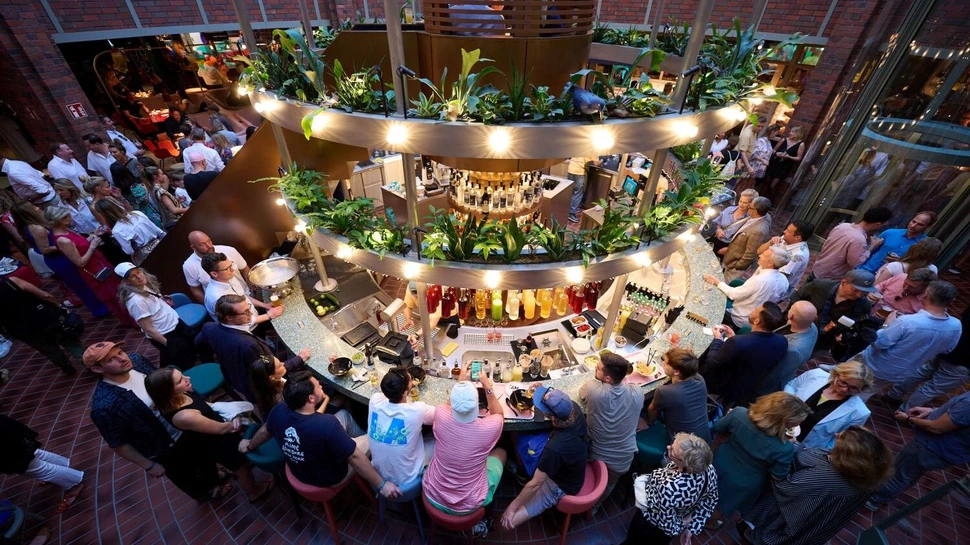 Bar im Le big TamTam Bar mit vielen Besuchern im Le big TamTam