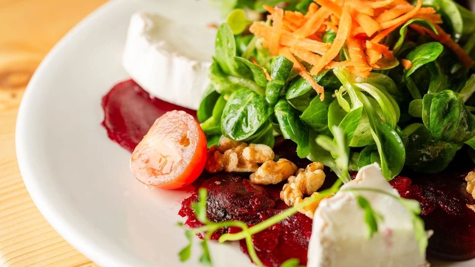weißer Teller mit Salat