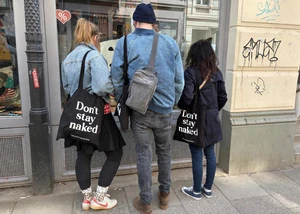 Gruppe von Menschen beim Gang durch die Straßen von Hamburg
