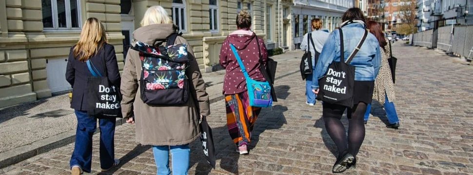 Gruppe von Menschen beim Gang durch die Straßen von Hamburg