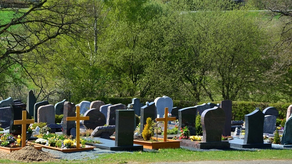 Frisch angelegte Gräber auf einem Friedhof