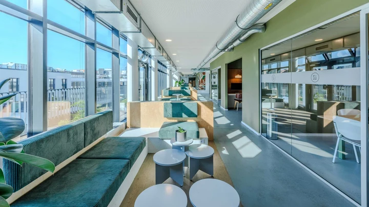 Galerie-Bild 3: Community Area im THE FIZZ mit verschiedenen Sitzmöglichkeiten