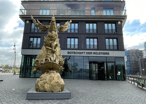 goldene Skulptur vor dem Museum Botschaft der Wildtiere