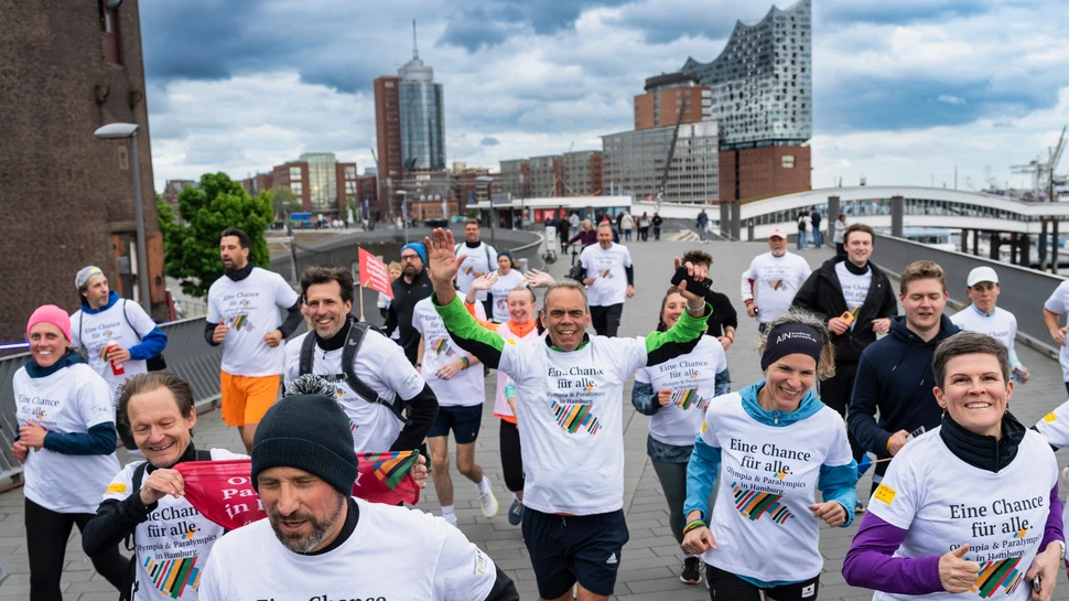 Teilnehmer laufen von der Elphi bis zum Fischmarkt bei "Run for Olympia"