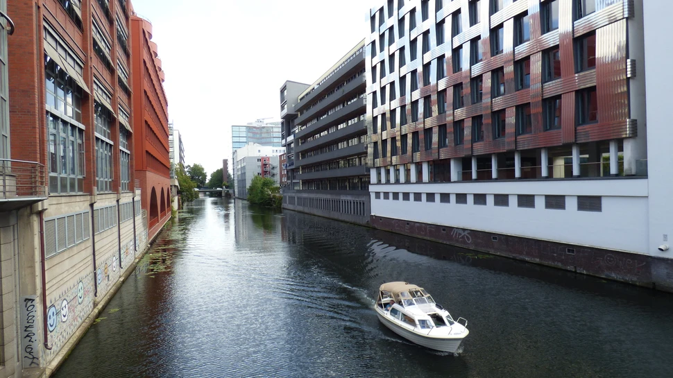 kleines Boot auf dem Mittelkanal in Borgfelde