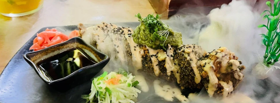 Sushi im To Gao Restaurant mit viel Deko und Trockeneis-Qualm