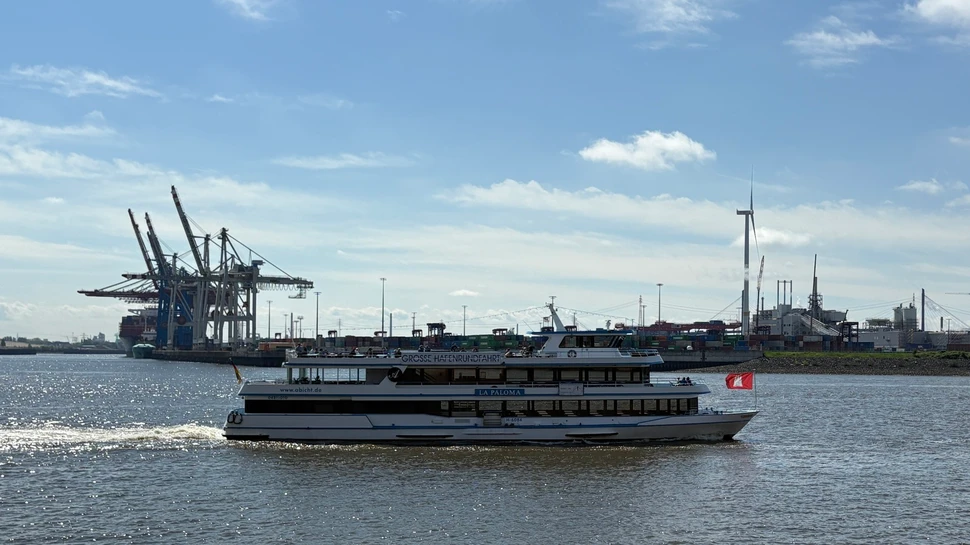 Schiff Hafenrundfahrt Hamburg auf der Elbe