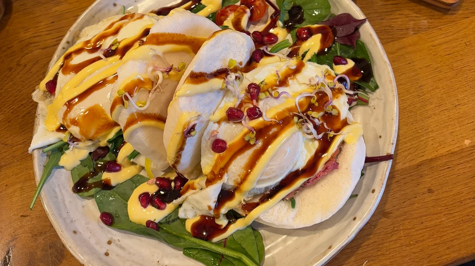 Bun mit Pastrami, Spiegelei und Blattsalaten