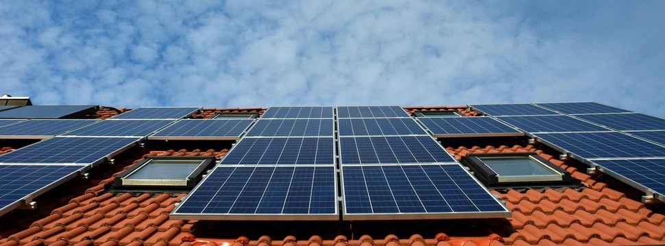 Mehrere Solarzellen, die auf einem Dach aus roten Dachziegeln angebracht sind