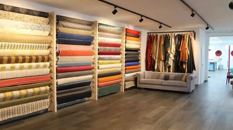 Showroom mit Möbeln und verschiedenen Polsterstoffen
