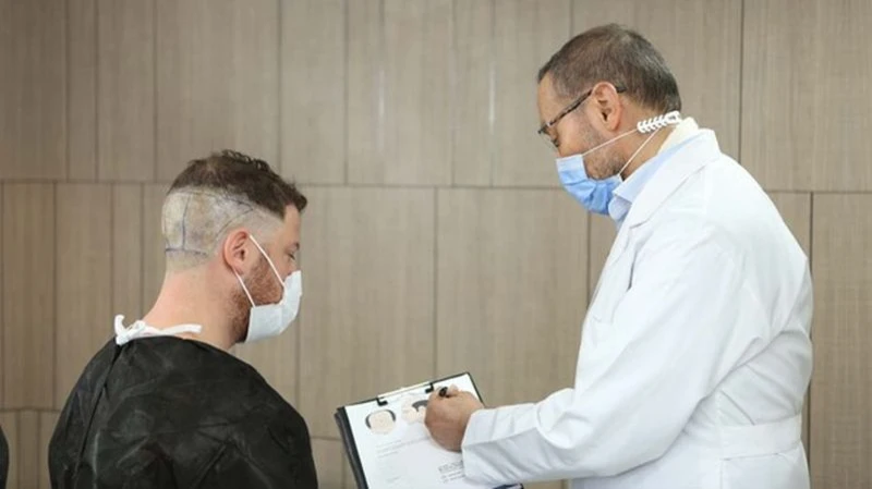 Dermatologische Voruntersuchung des Spenderbereichs vor der Haartransplantation in Istanbul zwischen Arzt und Patient