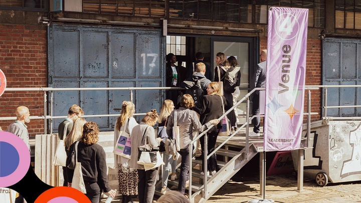 Galerie-Bild 2: junge Menschen stehen Schlange am Eingang einer Industriehalle