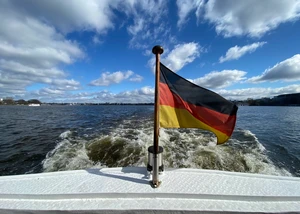 Alsterdampfer Eilbek der ATG auf der Binnenalster mit Fahne und Alsterblick vom Heck aus