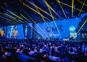 OMR Festival in Hamburg Bühne mit einem Sprecher und vielen Zuschauern beim OMR Festival