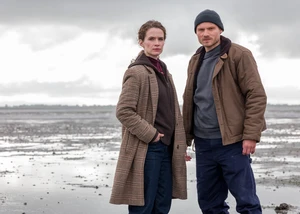 Marlene Tanczik (Rolle Ria Larsen) und Anton Spieker (Rolle Michael Brandt) stehen vor der Nordsee