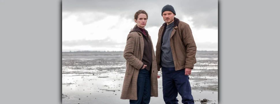 Marlene Tanczik (Rolle Ria Larsen) und Anton Spieker (Rolle Michael Brandt) stehen vor der Nordsee