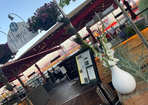 Restaurantterrasse mit Blick auf den Hamburger Hafen
