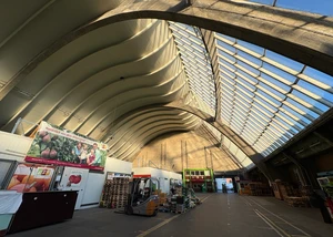 Innen in der Halle vom Großmarkt mit Blick nach Oben auf die geschwungene Decke der Halle