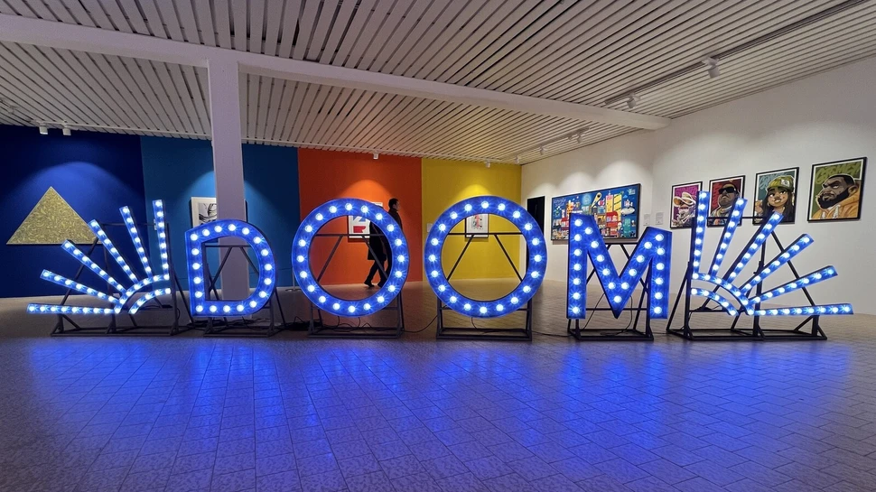Installation in der Affenfaust Galerie mit dem Leuchtschriftzug DOOM