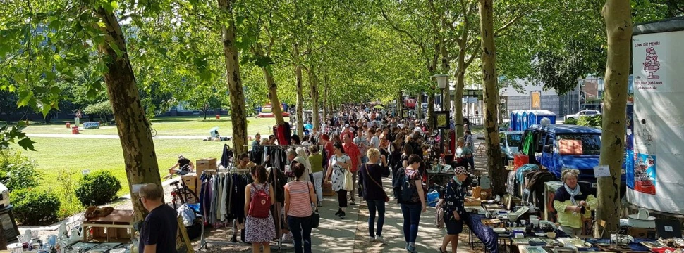 Besucher an den Ständen vom Flohmarkt bei der Michelwiese
