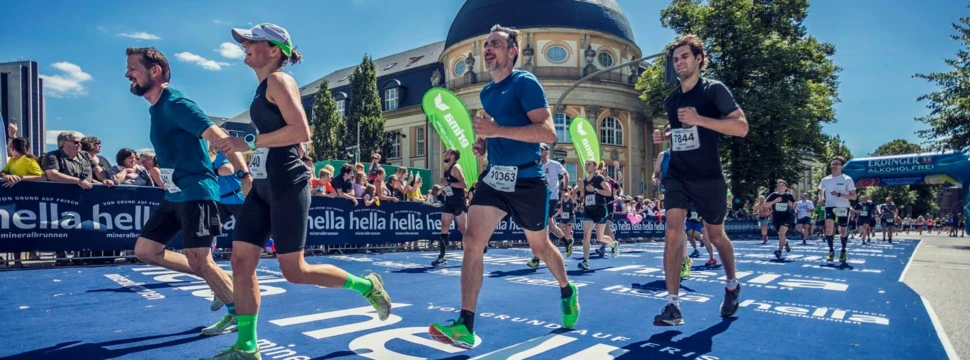 Läufer und Läuferinnen auf einem blauen Teppich beim hella hamburg halbmarathon