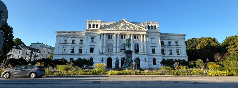weißes Gebäude vom Rathaus Altona