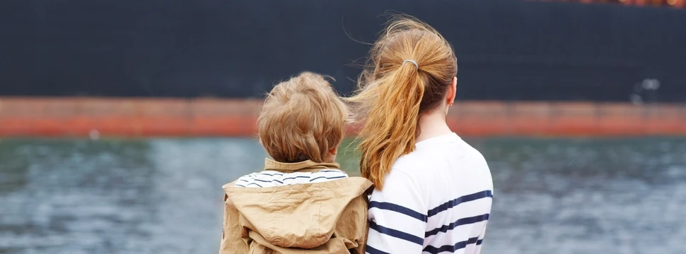 Die Nähe zur Elbe und zum Meer sind zwei der Aspekte, die Hamburg für Familien attraktiv machen. © Adobe Stock / Irina Schmidt