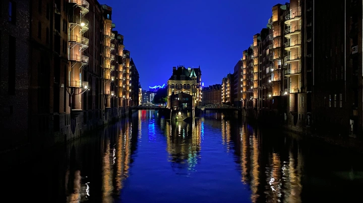 Galerie-Bild 1: Wasserschloss in der Speicherstadt beleuchtet bei Nacht