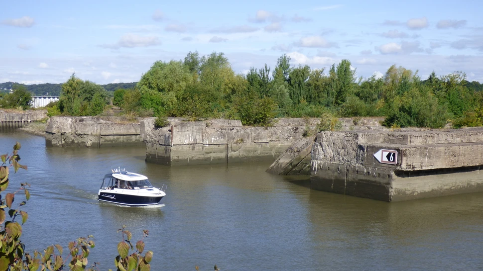 Sportboot im Rüschkanal