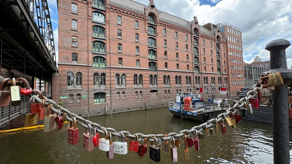 Backsteinbauten und Liebesschlösser in der HafenCity