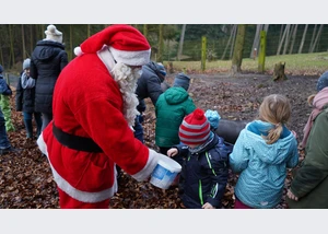 Der Weihnachtsmann und seine Helfer beim Füttern der Tiere im Wildpark Schwarze Berge