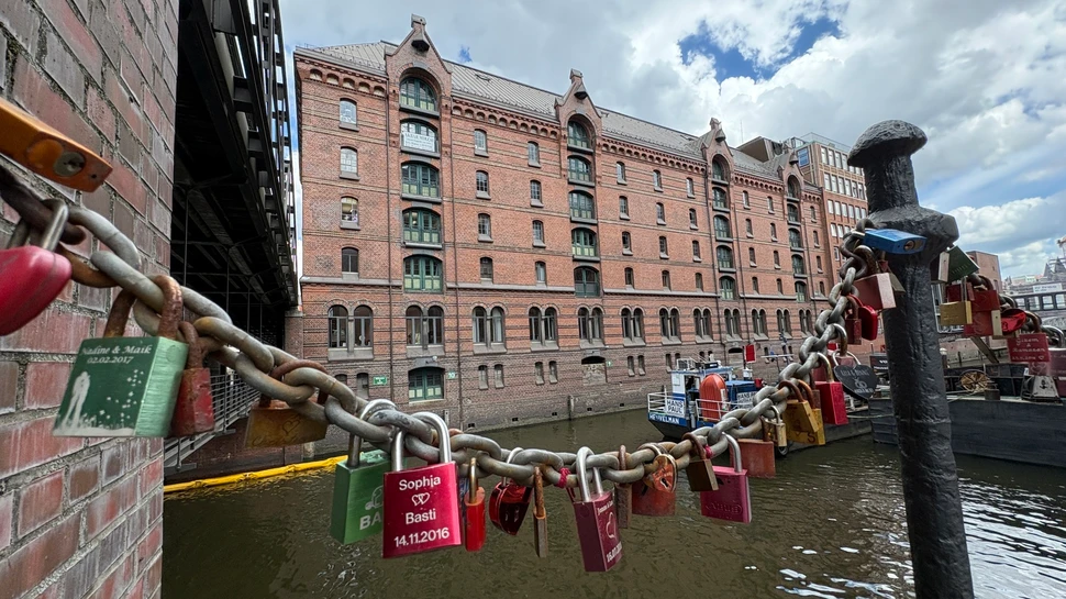 Liebesschlösser an einer Kette befestigt in der Hamburger Speicherstadt