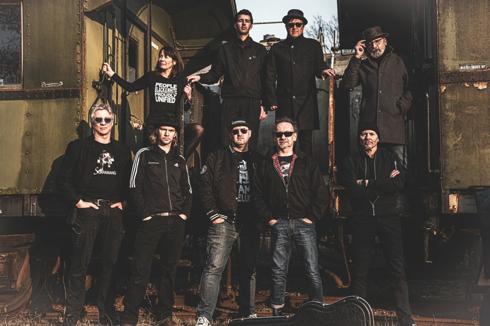 SKARAMANGA_00002_Querformat_Train_klein_1