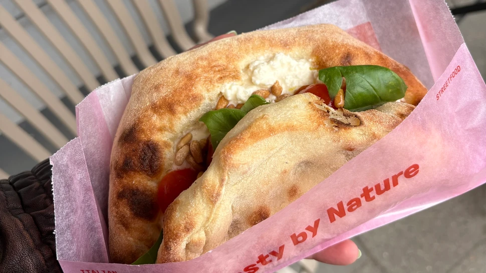 Ein Pizza Sandwich mit Burrata und Cherrytomaten von Bolle Pizza.