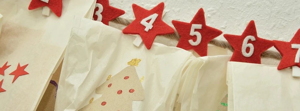 Weiße Tütchen eines Adventskalenders mit roten Sternen als Nummernschild