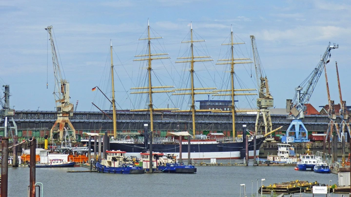 Galerie-Bild 3: Schiffe und Kräne vor dem Deutschen Hafenmuseum