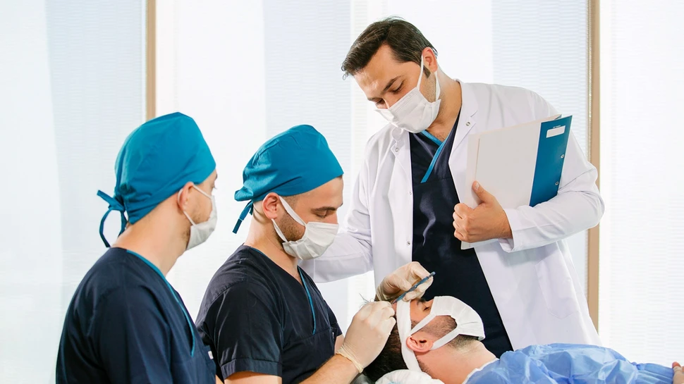 Dr. Balwi im OP-Saal zur Kontrolle bei einem Patienten