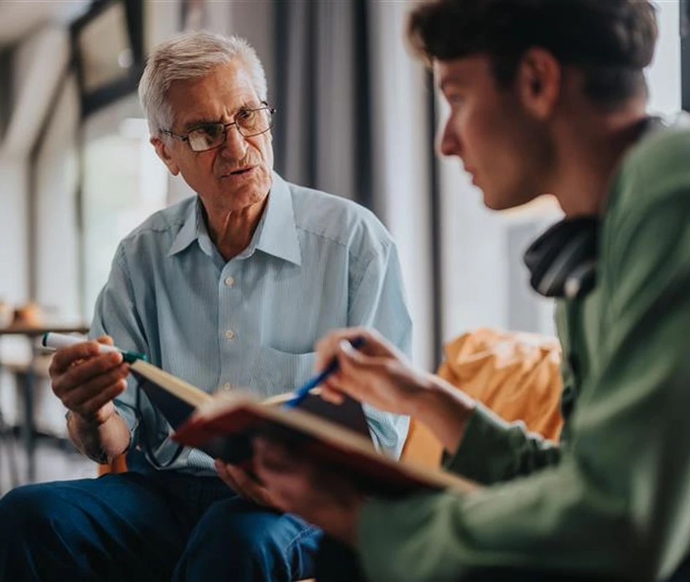Alter und junger Mann unterhalten sich