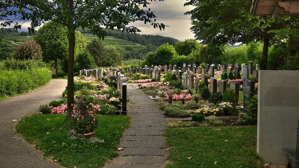 Bunt bepflanzte Gräber
