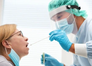 Corona-Schnelltest, © iStock.com/AlexRaths