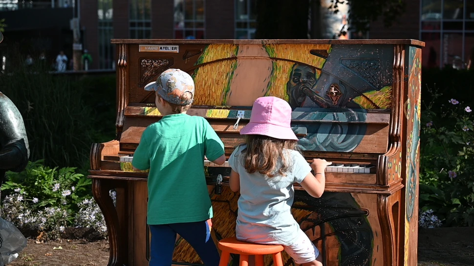 Family Day Zwei Kinder am Klavier beim Family Day